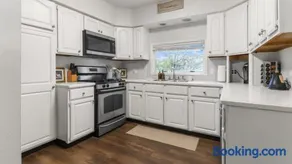 Home in DT Libertyville great for Navy Graduations - Image 1