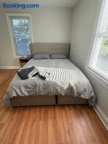 Private Bedroom & Private Bathroom in Spacious House 8 min to Boston - Image 2