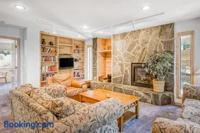 Friendly Home with Fast WiFi and Gas Fireplace - Image 3