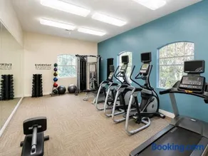Private Room & Private Bath in Shared Apartment with Pool - Hot Tub - Gym - Sauna - Image 1