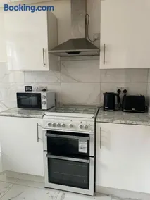 luxury 3BR Free parking WiFi minutes to town - Image 2