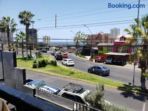 Un lugar encantador con una pequeña terraza - Image 3
