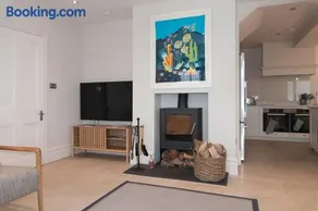 Ultimate Coastal Luxury - 5 Bed, Spacious, Parking, Hot Tub - Image 3