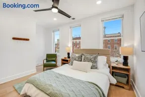 Inner Harbor Home w Private Parking Sleeps 8 - Image 3