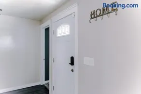 4-bedroom Burlington with AC & Wifi - Image 2