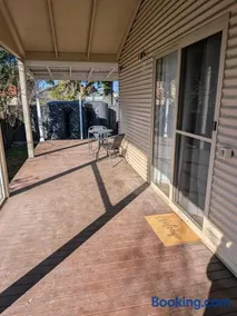 Country getaway in the heart of it all! Rear - Image 1