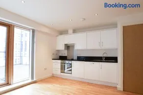 Studio Apartment in Bury Town Centre - Image 4