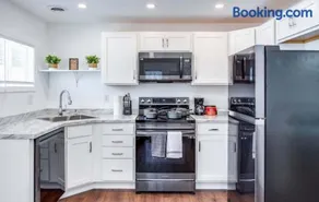 Tiny Home in Quiet Suburb near everything - Image 1