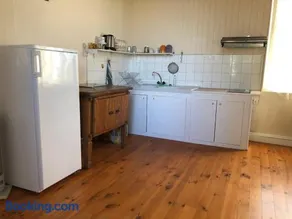 Maison charmante à Saint-Germain-de-Lusignan, parking privé - Image 3