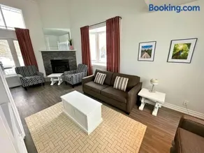 Four Season Family Retreat with Pool Access - Image 2