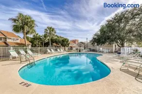 Fourth-floor beach condo w amazing views indoor pool & beach access - Image 2