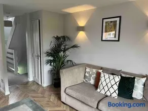 Charming 2-Bed Apartment with free parking 10 mins drive to York City - Image 3