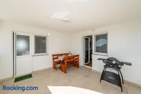 Ema's Olive Garden Apt 2 -private parking, 10 min drive from sandy beach - Image 2