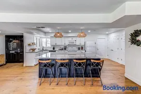 Mulberry Residence, Scottsdale Home with Heated Pool, Sleeps 15, Pet Friendly - Image 2