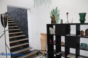 Casa llena de vida con patio y terraza - Image 2