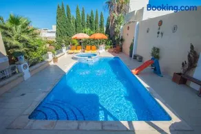 Central villa flatlet with pool - free parking and WiFi - Image 3
