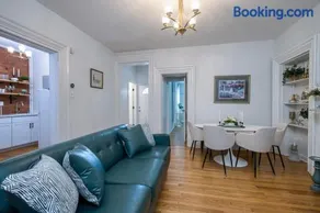 Luxury Downtown w Backyard - Image 1