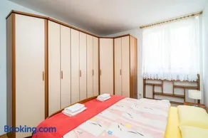 SPACIOUS THREE BEDROOM APARTMENT - Image 4