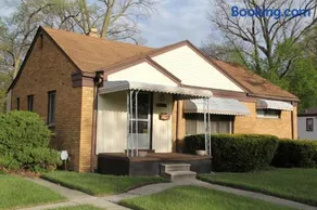Beautiful, Cozy Stay in Oak Park, Queen Bedroom, Work Setup & Backyard Grill - Image 1