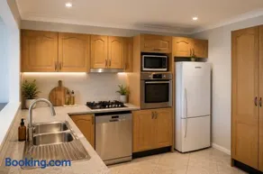 Ocean-View Retreat for Family Getaways Wollongong - Image 4