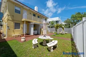 1BR Apt Near Beach, Shopping Mall, Bus, Free Trolley - Image 3