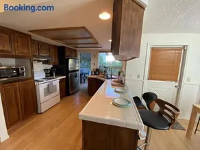 Entire home in Clackamas with Large Backyard - Image 1