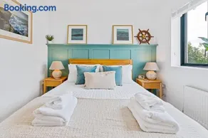 Offshore, Coastal retreat, set in the heart of Charlestown - Image 2