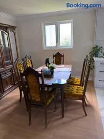 Spacious 3BR Family Home near Fairview Mall - Image 2
