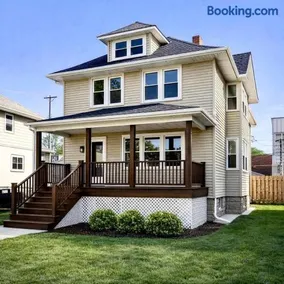Spacious 5-Bedroom Retreat in Forest Park - Image 1