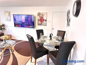 Colchester City Luxury With Free Parking and 5 G WIFI - Image 3