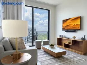 P2004 Penthouse 2BR with East Views Balcony a Pool and Gym in Doral - Image 2