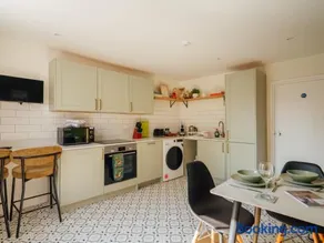 Conservatory Lofts Charming Stay on Historic Friar Street - Image 2