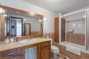 Spacious townhouse with private pool - Image 3