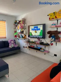 Casa completa, 4 dormitorios, 7 camas dobles, 4 sofá cama, 3 baños 1 en planta baja, cocina equipada, consola Arcade, asador, juguetes para niños, plancha, secadora, cafetera, etc, fraccionamiento privado, zona de vías rápidas y toallas - Image 5