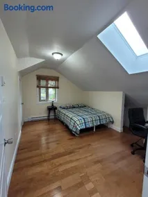 Private Room in Guest House, Near the New Oakridge Mall & Transit - Near Langara 49th Station - Image 3