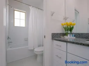 Modern Oasis! 3BR Townhouse in a Lagoon Community - Image 2