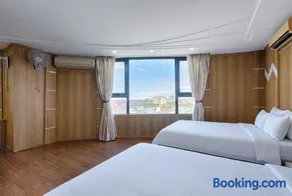 SAILING TOWER Hotel - Image 1