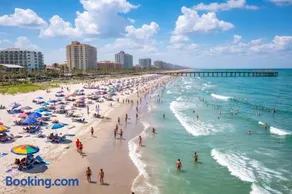 Jax Beach Hot Tub Retreat - Private Backyard - Fire Pit - Sleeps 8 - 5 Min to Beach - Image 3
