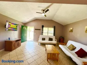 Sleeps 10 Garage and Parking Near Kings Bay I-95 - Image 1