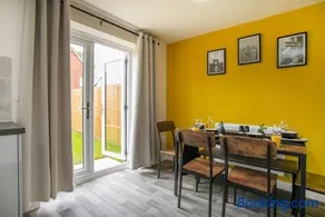 Peaceful 3 Bed Rugby Family Home Contractor Friendly Near Amenities - Image 3