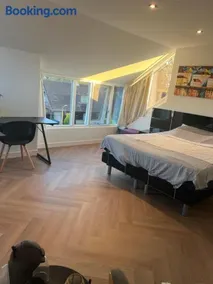 Ruime slaap kamer met werkplek en privé badkamer Leeuwarden bij Jacqueline - Image 5