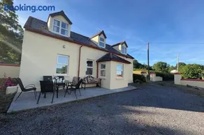 3-Bed House Sleeps 6 with Garden and Parking - Image 1