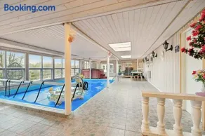 Pool House With Space For Relaxation - Image 3
