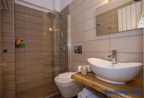 The Five Keys Apartments - Image 3