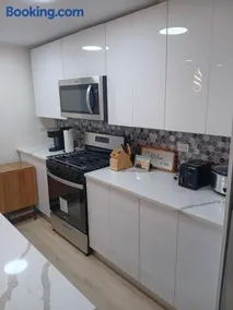 Bright Modern 2BR, Close to Downtown - Image 1