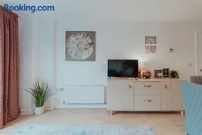 The Diickens Den - Stylish Rochester 1BR Flat - Sleeps 4 - Walk to High St, Castle & Station with Secured Parking - Contractor - Friendly and Ideal for Long Stays - Image 3