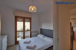 Bilocale moderno in zona tranquilla, parcheggio gratuito con caffè e altri servizi inclusi Non è una camera , ma un appartamento con cucina - Image 1