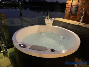Rivers stays with hot tub - Image 3