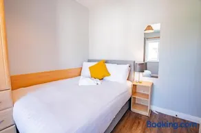 Large 4 Bed Limerick Apt - Near Shops & Campus - Image 3