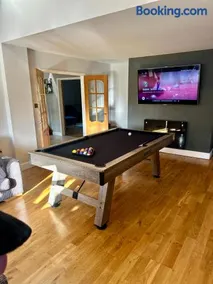 Serene Retreat - Hot Tub - Pool Table - Close to New Forest and Bournemouth Beach - Sleeps 12 - Image 3